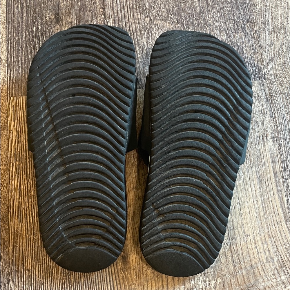 Nike Girls Black and Mint Green Slides - Picture 4 of 5